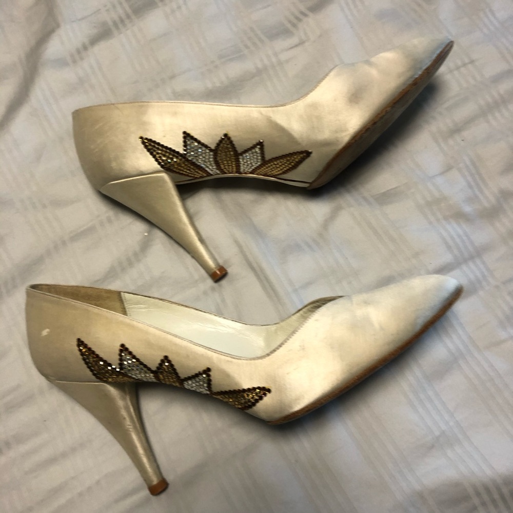 🏇2 for $30 🏇 Vintage crystal and satin pumps